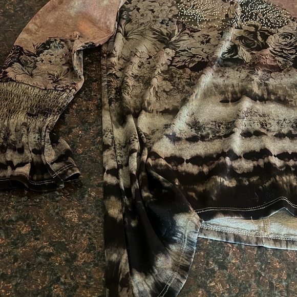 Women's Floral Long Sleeve Top - Picture 2 of 4